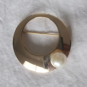 Sarah Coventry Gold Tone Circle Pin with Faux Pearl